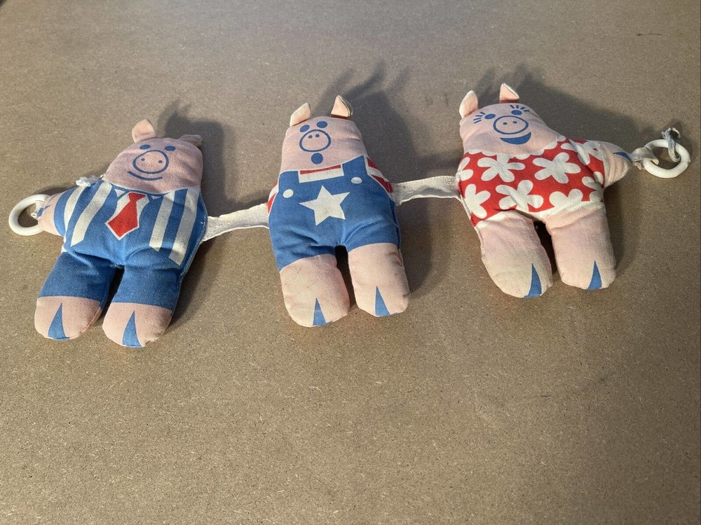 1977 JOHNSON AND JOHNSON PLAYPATH 3 PIGS STUFFED ANIMAL PLUSH BABY CRIB TOY